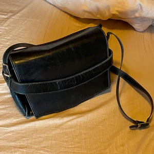 Läderväska - Ganska stor, har en flik i mitten och en till längst in