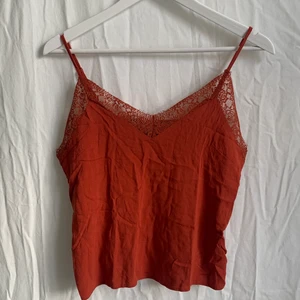 Linne med spets! - Rostrött linne med spets och justerbara axelband från Forever21. Endast använt den en gång! 