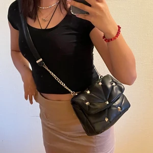 Väska Zara - Jättefin väska, använd enstaka gång. Metall detaljerna är guldiga. Finns en liten ficka inuti. Originalpris: 400 kr