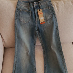Jeans - Ett par jeans som jag beställt längesedan men som är för långa för mig. Prislappen är kvar än, rätt så högmidjad. OBS, står inte för frakten. 