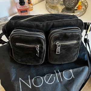 Noella väska  - Superfin noellaväska som i princip är helt ny, dustbag och långa bandet medföljer!  Nypris 700kr.