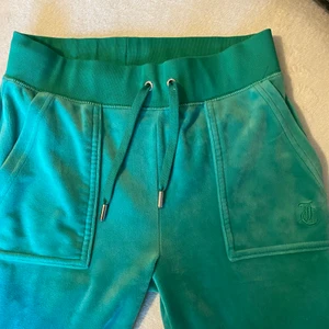 Gröna Juicy byxor - Säljer mina gröna juicy byxor.  I bra skick bara använda några gånger. 