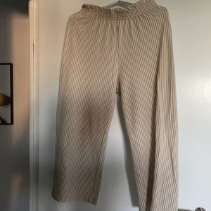 Coulotte byxor - Superfina beiga coulottebyxor med vita ränder från Gina tricot. Storlek m. 