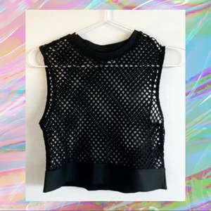 🖤 topp i nät, storlek M! - Stilren, svart topp i nät. Storlek M. Toppen är inköpt på H&M och är i fint skick. Frakt tillkommer, jag samfraktar gärna och jag ansvarar inte för postens slarv!