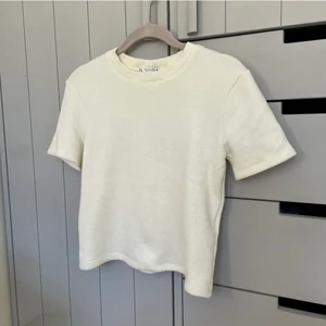 Zara topp - fin stickad t-shirt från zara i storlek S. Andvänd fåtal gånger och mycket bra skick.