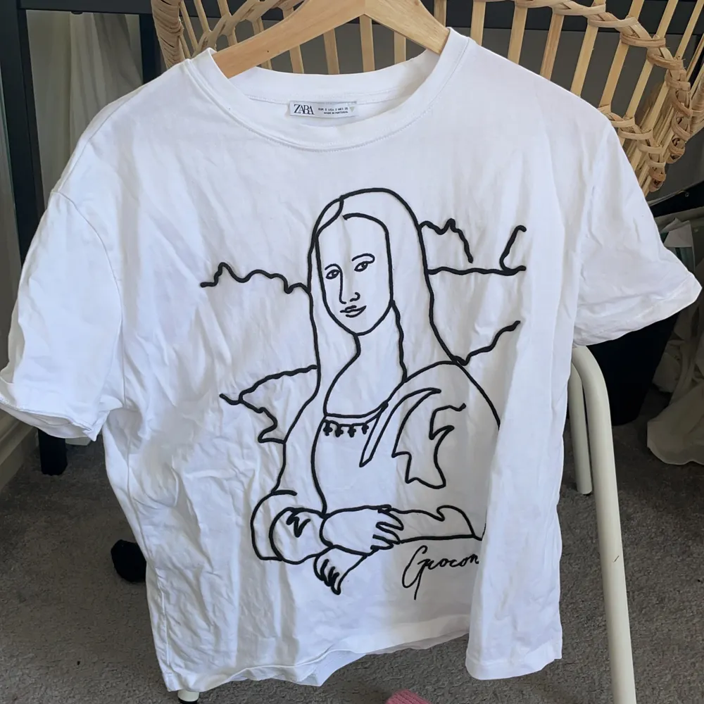 Säljer denna fina t-shirt ifrån Zara❤️Nästan helt oanvänd❤️. T-shirts.