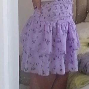 Volangkjoln från cubus  - En fin volangkjol från cubus i stokel S, köpte den för några månadersdan använd ca 5 gånger Köpare står för frakt 