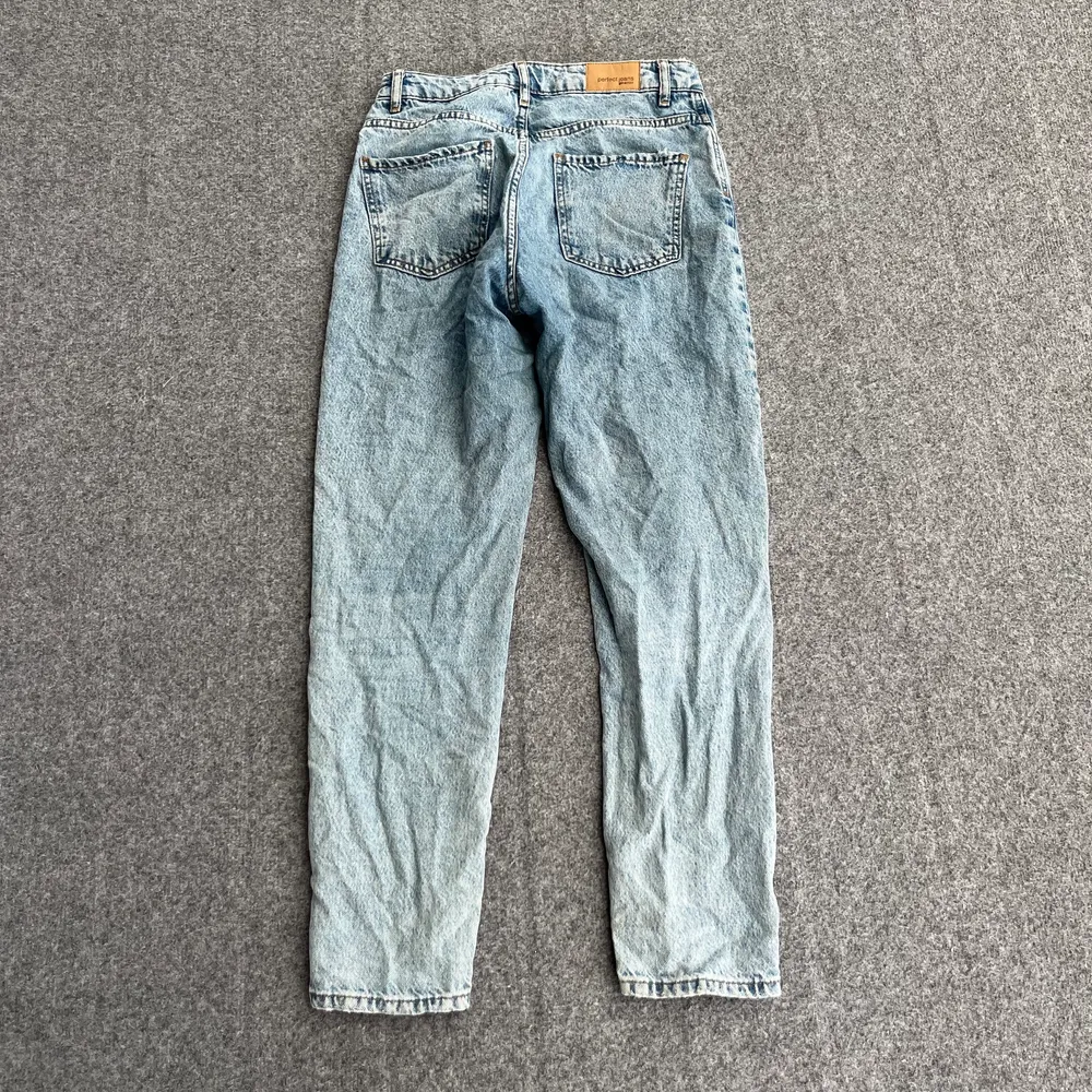 Blå mommy jeans från Gina Tricot storlek XS. Jeans & Byxor.