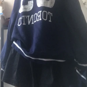 Blå sweatshirt  - Jätte fin blå sweatshirt fra HM använt några gånger men har inga defekter. Sitter jätte skönt. Sparsamt använd 😉