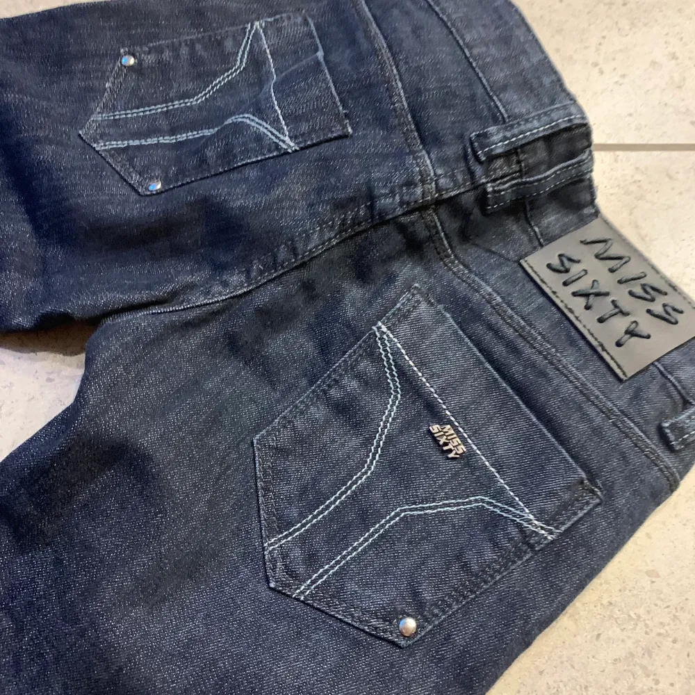 Så Cilla lågmidjade vintage retro jeans ifrån märket miss Sixty. Så coola men tyvärr för små för mig.. Jeans & Byxor.