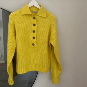 Stickad tröja Gina Tricot  - Superhärlig stickad tröja från Gina Tricot och deras premium quality. Aldrig använd. Härlig gul färg och passar perfekt att slänga över en klänning i sommar! 