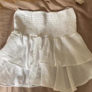 Vit volangkjol  - Nu säljer jag denna jättefina vita volangkjolen för att den inte kommer till användning längre. Den är i nyskick och är bara anständig ett fåtal gånger. Jag köpte den för 200kr och nu säljer jag för 100k.