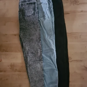 Jeans - Blåa storlek 34 använda ett antal gånger  Svarta och spräckliga storlek 36 använda väldigt fåtal gånger  