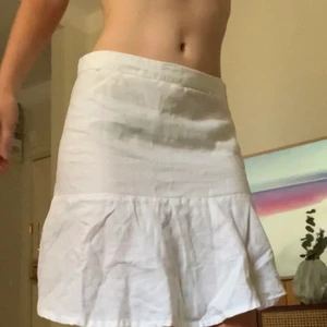 Linnekjol  - Linnekjol från H&M, på mig som vanligtvis har xs-s är den low waist som på första bilden, går ner till knäna på mig som är 175 cm, strl 38