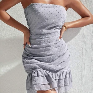 Grå klänning - Aldrig använd. För liten för mig tyvärr. Passar M