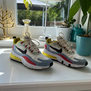 Nike Air Max 270 React - Nike Air Max 270 React Bauhaus.  Storlek 42 i befintligt skick.  För mer bilder och info skriv privat. Köparen står för frakt. 