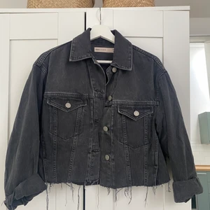 Jeansjacka  - Svart jeansjacka från Asos, storlek 36