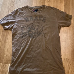 Vintage Graphic Diesel T Shirt (S) - Vintage Graphic Diesel T Shirt i brun och bra skick!
