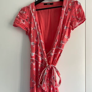 Rosa sommarklänning från bikbok st XS - Kortärmad, kort, omlottsnörning, superfin och somrig! 