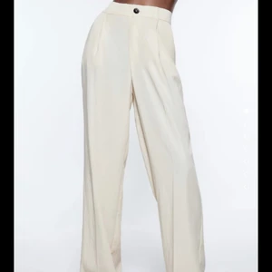 Kostymbyxor  - Raka kostymbyxor i kräm vit färg, använda 1 gång. Storlek XS men passar mig som har S. Köp för 300kr inkl frakt📦
