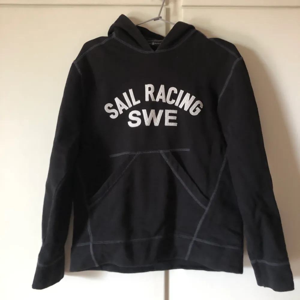 Svart hoodie från sail racing, säljer för att den har blivit för liten. Hoodies.