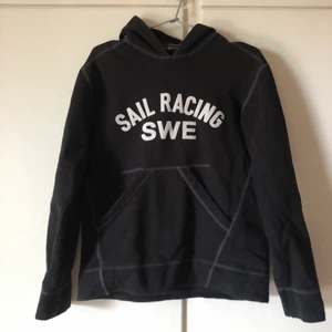 Retro sail racing-hoodie - Svart hoodie från sail racing, säljer för att den har blivit för liten