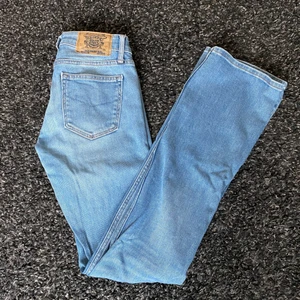 Lågmidjade bootcutjeans - Säljer mina lågmidjade bootcutjeans från crocker! Verkligen så snygga men har blivit för små.  Skick: Väldigt bra Storlek: W25 L33 Nypris: ca 500kr