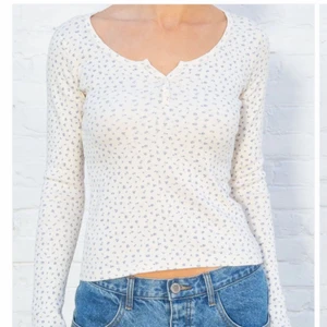 Söt tröja från Brandy mellvie  - Jag säljer denna super söta och fina tröjan ifrån brandy mellvie. Storklen är one size, men passar bra på mig som har xs/s. Avänd fåtal gånger( tröjan ser ut att vara lite mörkare på bilderna, i verkligheten är den mer lik färgen på första bilden)💕💕