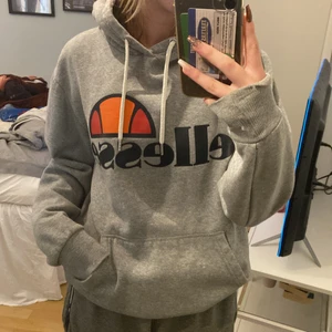 Ellesse hoodie  - Bra kvalitet och bara använt ett fåtal gånger men säljer för att ja nästan aldrig använt den. Köpte den begagnad när den däremot va helt ny för 300kr men säljer nu för 150❤️