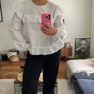Vit volang blus  - En vit blus med volanger som aldrig är använd! Lappen kvar. Den är i strl one size och passar mig som är en S/M 🤍🤍