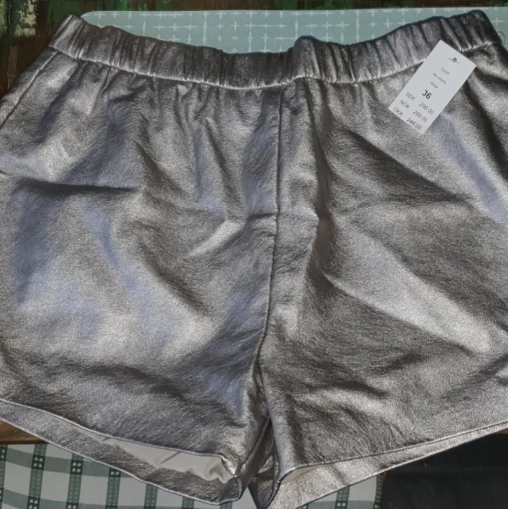 Helt nya shorts från Gina Tricot. Storlek 36/S. Färg: Silver. Nypris: 299 kr.  Jag har inte ens provat dem då de inte är min stil. . Shorts.
