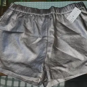 Helt nya shorts från Gina Tricot. Storlek 36/S. Färg: Silver. Nypris: 299 kr.  Jag har inte ens provat dem då de inte är min stil. 