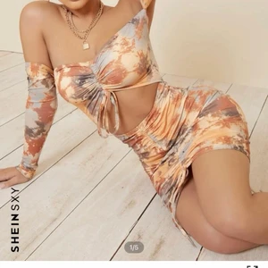 klänning - Jättebra skick endast använts en gång 