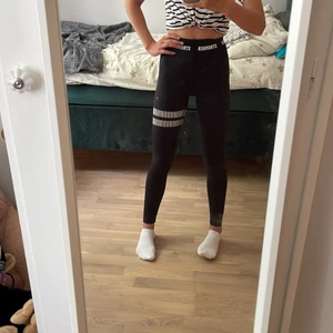 Svarta stronger tights stl xxs  - Jag är 1.58 lång och dessa tights är bra i längden, är dock tajta. Säljer pga att de är lite för små och jag har aldrig använt dom.  När jag köpte dom kostade de 800, säljer nu för 300. köparen står för frakten