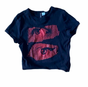 Babytee  - Cool tshirt från H&M, säljer för att jag inte använt den så mycket. Den är skön och sitter bra. 