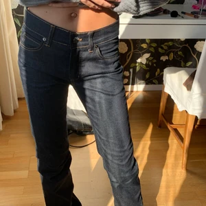 Lågmidjade Jeans  - Super snygga lågmidjade jeans från Acne i jättefin wash, nyskick aldrig använda, aningen mindre i storleken, köparen står för frakten💕