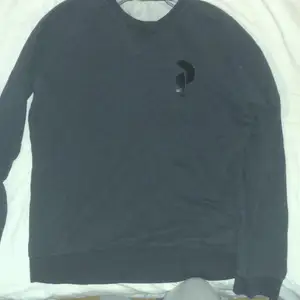 Äkta peak performance sweatshirt i mörkgrå