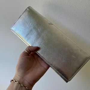 Vintage silvrig kuvertväska - Silvrig vintage partyväska! 🪩 köpt i den välsorterade vintagebutiken Judiths i Stockholm. Lite repig men annars i fint skick 🤍 24x10 cm