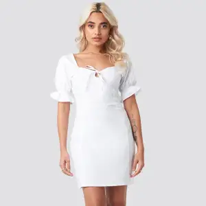 Slutsåld vit superfin klänning från AFJ x NAKD💘 Helt ny och aldrig använd, köpte inför studenten men blev aldrig att jag använde den, därav är den i nyskick💘  Nypris 499