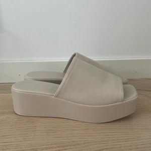 Platåsandaler - Jättefina Beiga platåsandaler från Shein! Aldrig använda. Säljs pga köpte ett par andra istället. Stl 39🌷 150kr inkl frakt.