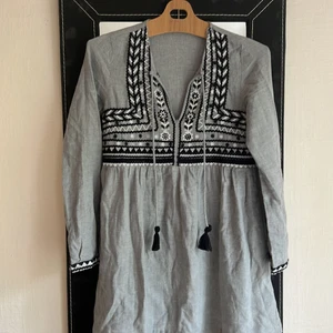 Klänning från zara size L - Cotton dress from Zara. Used 2 times only.  Willing to sell as the upper part is too tight for me.