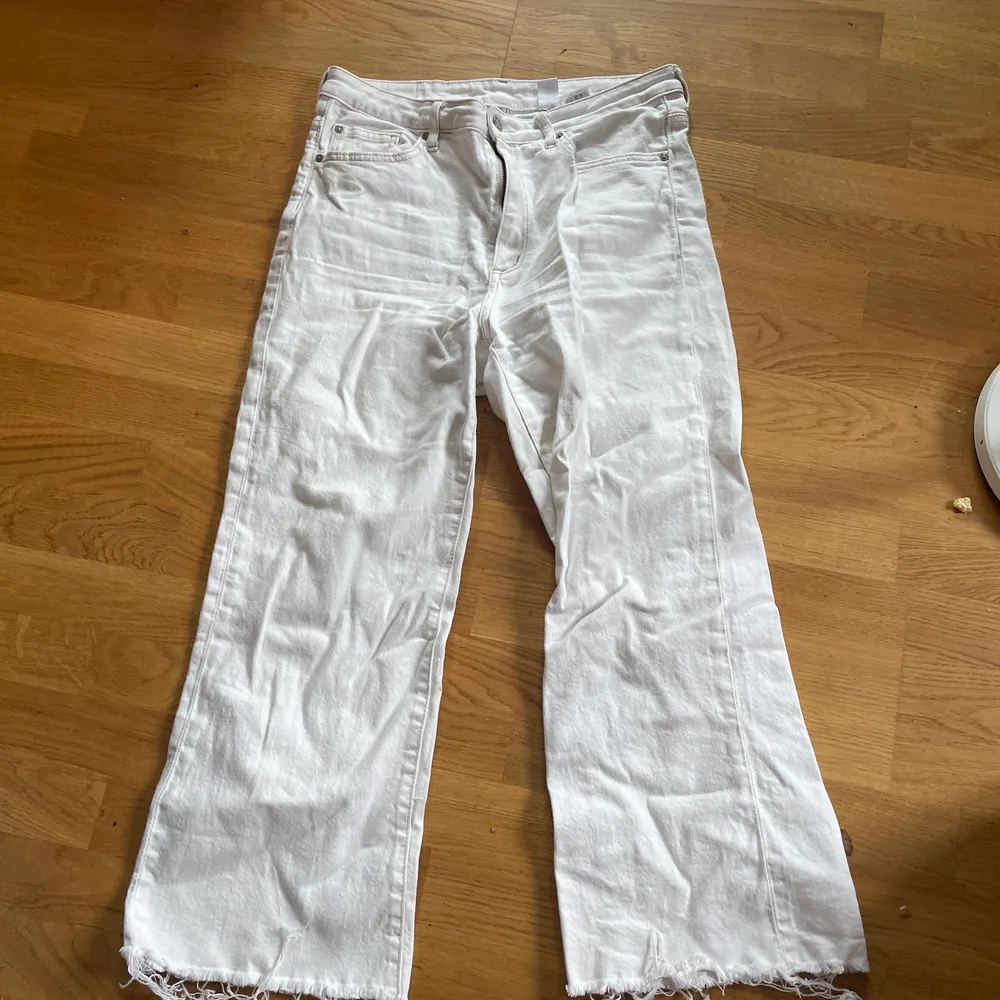 vita jeans från hm, helt oanvända💘  . Jeans & Byxor.