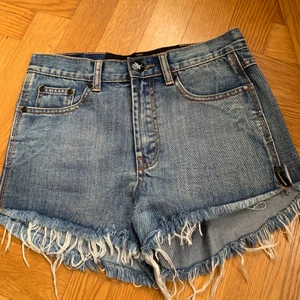 One Teaspoon Blå Denim Shorts - Denim shorts från One Teaspoon. Mycket bra skick och nästan som ny. Perfekt för sommar. Storlek: 8 (EUR 34). Nypris: 300kr