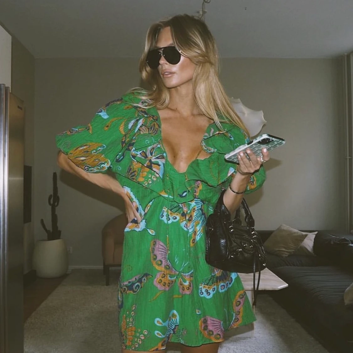 Grön klänning med fjärilar och blommor  - 90