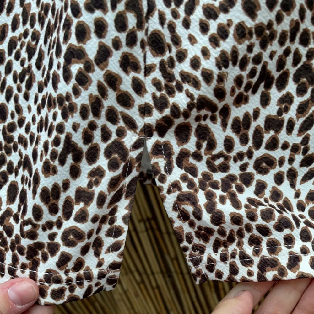 Leopard kjol ifrån shein med liten slits ( se bild) . Kjolar.