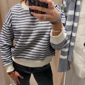 Stickad tröja - Super fin blå/grå och vit randig stickad tröja från Zara. Köpt i vintras men tyvärr inte fått så mycket användning av den så i princip nyskick. Frakt nedan stämmer inte överens med paket.