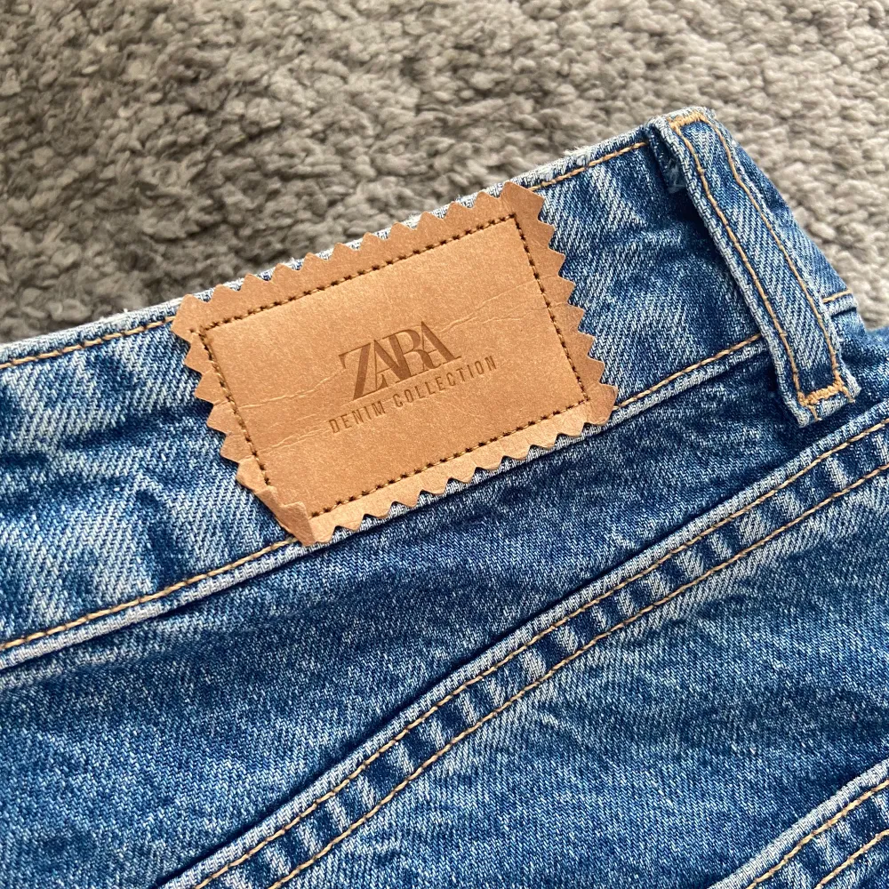 Jättesnygga mom jeans från Zara i stl 38. Knappt använt, för stor för mig. . Jeans & Byxor.