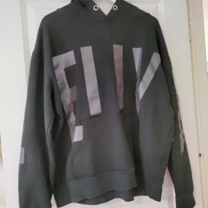 Elly Pistol Hoddie - Svart EP Hoddie, använd max 4 gånger, tyvärr är snöret till Hoddien av. I fint skick. 