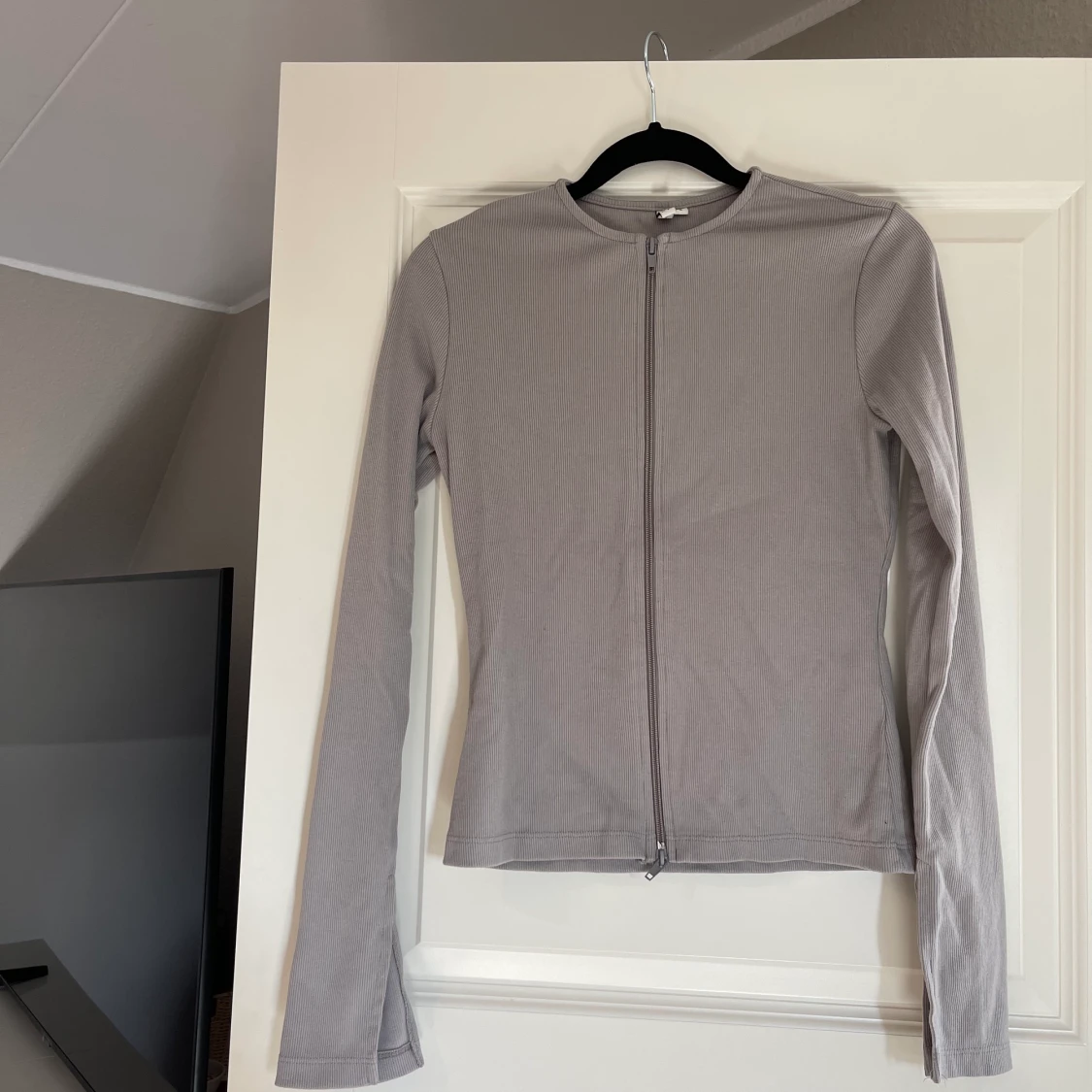 Grå och vit tröja från Nelly 50 kr st båda för 100