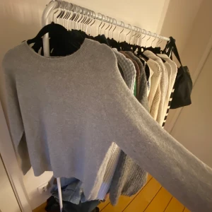 Vero moda  - Säljer denna gråa tröjan från vero moda aldrig använd💕